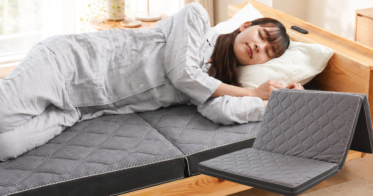 心寝マットレスのお手入れ方法。三つ折りで湿気を発散し、L字ファスナーでカバーを取り外して洗濯機で丸洗い可能。ニット生地とメッシュ生地のリバーシブル側地で季節問わず快適。