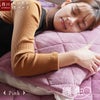 ピンクカラーの枕パッドに頬を寄せて眠る女性の写真